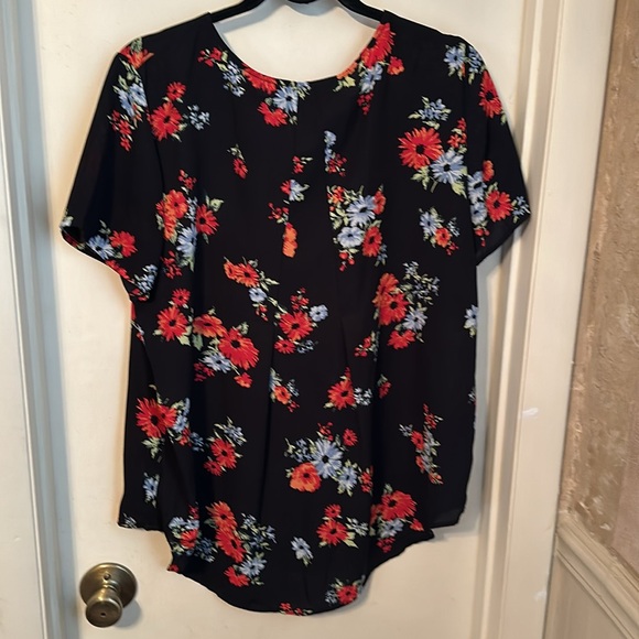 Chelsea & Theodore Short Sleeve Floral Top Size XL NWOT - Picture 6 of 9
